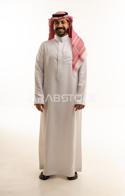 رجل سعودي بالثوب التقليدي على خلفية بيضاء