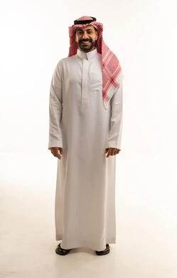 رجل سعودي بالثوب التقليدي على خلفية بيضاء