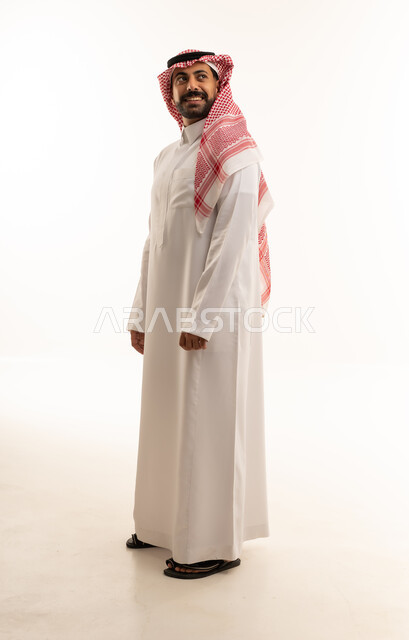 رجل سعودي بالزي التقليدي على خلفية بيضاء