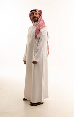 رجل سعودي بالزي التقليدي على خلفية بيضاء