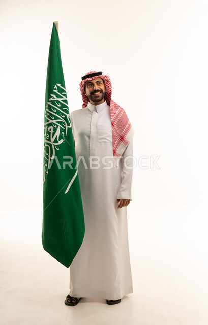 رجل سعودي مع علم المملكة خلفية بيضاء