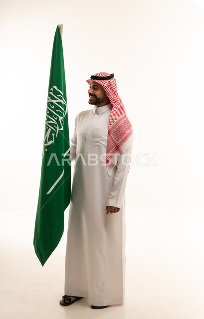 رجل سعودي مع العلم السعودي خلفية بيضاء