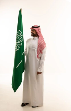 رجل سعودي مع العلم السعودي خلفية بيضاء