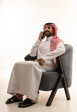 رجل سعودي بالزي التقليدي يتحدث عبر الهاتف