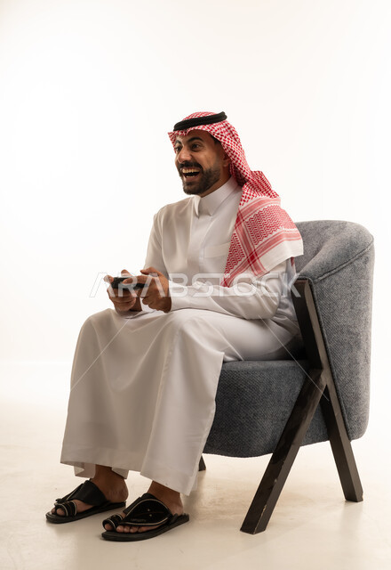 رجل سعودي يلعب ألعاب الفيديو في الاستوديو