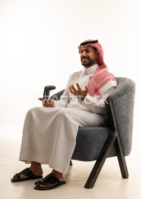 رجل سعودي غاضب يلعب ألعاب الفيديو في الاستوديو