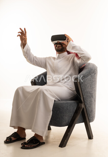 رجل سعودي يستخدم نظارة الواقع الافتراضي بالثوب التقليدي