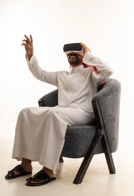 رجل سعودي يستخدم نظارة الواقع الافتراضي بالثوب التقليدي
