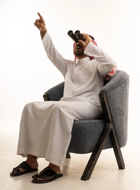 رجل سعودي مع منظار يشير للأعلى خلفية بيضاء