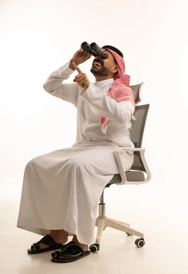 رجل سعودي مع منظار على كرسي مكتب خلفية بيضاء