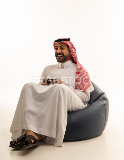 رجل سعودي يلعب ألعاب الفيديو على كرسي مريح
