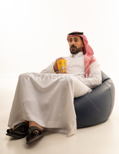 رجل سعودي مصدوم يشاهد فيلماً مع الفشار