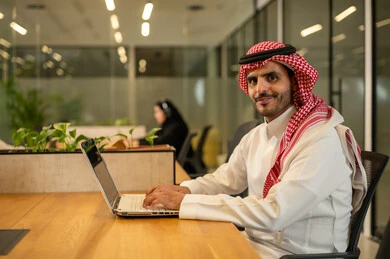 إدارة و تقسيم المهام، فريق عمل عربي خليجي سعودي يستخدمون الاجهزة التقنية المتطورة , دمج التقنيات الحديثة بالأعمال المكتبية، تطوير المشاريع و الاستثمارات