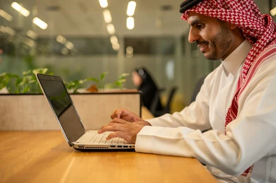 إدارة و تقسيم المهام، فريق عمل عربي خليجي سعودي يستخدمون الاجهزة التقنية المتطورة , دمج التقنيات الحديثة بالأعمال المكتبية، تطوير المشاريع و الاستثمارات