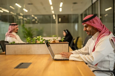 إدارة و تقسيم المهام، فريق عمل عربي خليجي سعودي يستخدمون الاجهزة التقنية المتطورة , دمج التقنيات الحديثة بالأعمال المكتبية، تطوير المشاريع و الاستثمارات