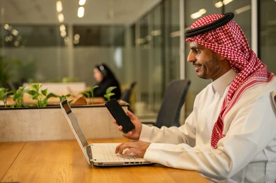إدارة و تقسيم المهام، فريق عمل عربي خليجي سعودي يستخدمون الاجهزة التقنية المتطورة , دمج التقنيات الحديثة بالأعمال المكتبية، تطوير المشاريع و الاستثمارات
