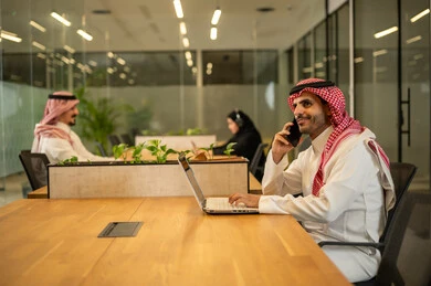 إدارة و تقسيم المهام، فريق عمل عربي خليجي سعودي يستخدمون الاجهزة التقنية المتطورة , دمج التقنيات الحديثة بالأعمال المكتبية، تطوير المشاريع و الاستثمارات