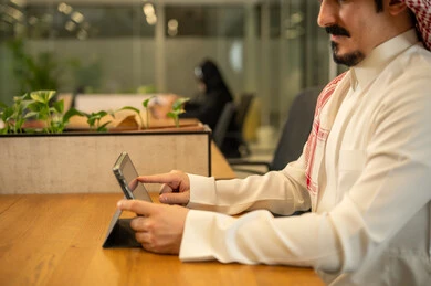إدارة و تقسيم المهام، فريق عمل عربي خليجي سعودي يستخدمون الاجهزة التقنية المتطورة , دمج التقنيات الحديثة بالأعمال المكتبية، تطوير المشاريع و الاستثمارات