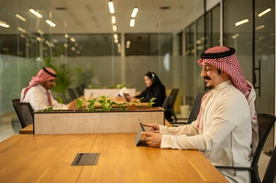 إدارة و تقسيم المهام، فريق عمل عربي خليجي سعودي يستخدمون الاجهزة التقنية المتطورة , دمج التقنيات الحديثة بالأعمال المكتبية، تطوير المشاريع و الاستثمارات