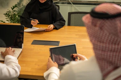إدارة و تقسيم المهام، فريق عمل عربي خليجي سعودي يستخدمون الاجهزة التقنية المتطورة , دمج التقنيات الحديثة بالأعمال المكتبية، تطوير المشاريع و الاستثمارات