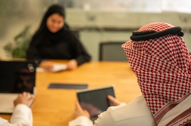 إدارة و تقسيم المهام، فريق عمل عربي خليجي سعودي يستخدمون الاجهزة التقنية المتطورة , دمج التقنيات الحديثة بالأعمال المكتبية، تطوير المشاريع و الاستثمارات