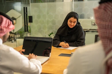 إدارة و تقسيم المهام، فريق عمل عربي خليجي سعودي يستخدمون الاجهزة التقنية المتطورة , دمج التقنيات الحديثة بالأعمال المكتبية، تطوير المشاريع و الاستثمارات