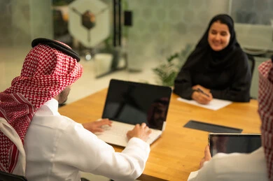 إدارة و تقسيم المهام، فريق عمل عربي خليجي سعودي يستخدمون الاجهزة التقنية المتطورة , دمج التقنيات الحديثة بالأعمال المكتبية، تطوير المشاريع و الاستثمارات