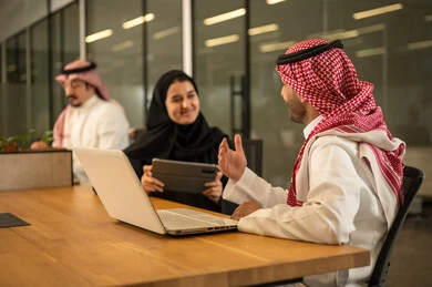 إدارة و تقسيم المهام، فريق عمل عربي خليجي سعودي يستخدمون الاجهزة التقنية المتطورة , دمج التقنيات الحديثة بالأعمال المكتبية، تطوير المشاريع و الاستثمارات