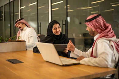 إدارة و تقسيم المهام، فريق عمل عربي خليجي سعودي يستخدمون الاجهزة التقنية المتطورة , دمج التقنيات الحديثة بالأعمال المكتبية، تطوير المشاريع و الاستثمارات