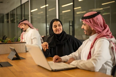 إدارة و تقسيم المهام، فريق عمل عربي خليجي سعودي يستخدمون الاجهزة التقنية المتطورة , دمج التقنيات الحديثة بالأعمال المكتبية، تطوير المشاريع و الاستثمارات