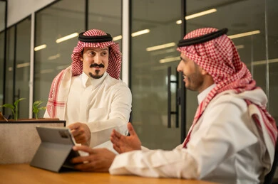 إدارة و تقسيم المهام، فريق عمل عربي خليجي سعودي يستخدمون الاجهزة التقنية المتطورة , دمج التقنيات الحديثة بالأعمال المكتبية، تطوير المشاريع و الاستثمارات