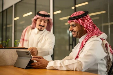 إدارة و تقسيم المهام، فريق عمل عربي خليجي سعودي يستخدمون الاجهزة التقنية المتطورة , دمج التقنيات الحديثة بالأعمال المكتبية، تطوير المشاريع و الاستثمارات