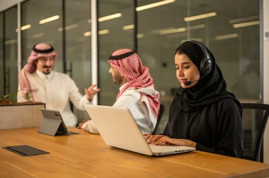 إدارة وتنظيم شؤون العمل، استخدام الحاسوب المحمول ، وظائف ومهن سعودية، خدمة العملاء والرد على الاستعلامات والاستفسارات، دمج التقنيات الحديثة والمتطورة بالأعمال المكتبية، موظفين عربيين خليجيين سعوديين يرتدون سماعات الرأس والمايكروفون