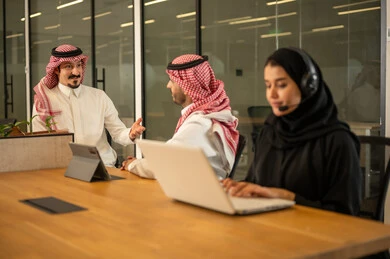 إدارة وتنظيم شؤون العمل، استخدام الحاسوب المحمول ، وظائف ومهن سعودية، خدمة العملاء والرد على الاستعلامات والاستفسارات، دمج التقنيات الحديثة والمتطورة بالأعمال المكتبية، موظفين عربيين خليجيين سعوديين يرتدون سماعات الرأس والمايكروفون
