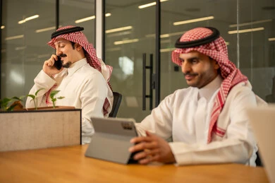 إدارة و تقسيم المهام، فريق عمل عربي خليجي سعودي يستخدمون الاجهزة التقنية المتطورة , دمج التقنيات الحديثة بالأعمال المكتبية، تطوير المشاريع و الاستثمارات