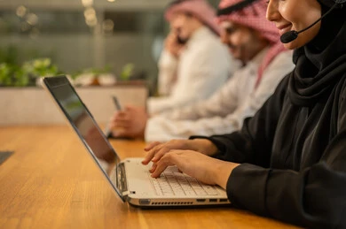 إدارة وتنظيم شؤون العمل، استخدام الحاسوب المحمول ، وظائف ومهن سعودية، خدمة العملاء والرد على الاستعلامات والاستفسارات، دمج التقنيات الحديثة والمتطورة بالأعمال المكتبية، موظفين عربيين خليجيين سعوديين يرتدون سماعات الرأس والمايكروفون