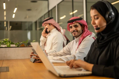 إدارة وتنظيم شؤون العمل، استخدام الحاسوب المحمول ، وظائف ومهن سعودية، خدمة العملاء والرد على الاستعلامات والاستفسارات، دمج التقنيات الحديثة والمتطورة بالأعمال المكتبية، موظفين عربيين خليجيين سعوديين يرتدون سماعات الرأس والمايكروفون