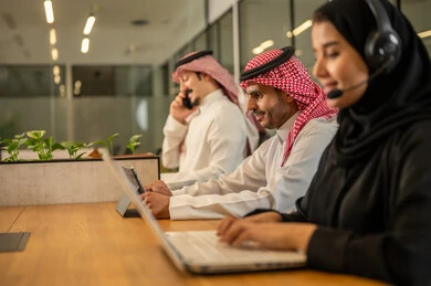إدارة وتنظيم شؤون العمل، استخدام الحاسوب المحمول ، وظائف ومهن سعودية، خدمة العملاء والرد على الاستعلامات والاستفسارات، دمج التقنيات الحديثة والمتطورة بالأعمال المكتبية، موظفين عربيين خليجيين سعوديين يرتدون سماعات الرأس والمايكروفون