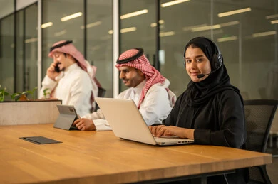 إدارة وتنظيم شؤون العمل، استخدام الحاسوب المحمول ، وظائف ومهن سعودية، خدمة العملاء والرد على الاستعلامات والاستفسارات، دمج التقنيات الحديثة والمتطورة بالأعمال المكتبية، موظفين عربيين خليجيين سعوديين يرتدون سماعات الرأس والمايكروفون