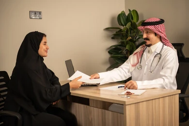 دراسة أوراق العمل, تطوير المشاريع و الاستثمارات, استخدام الحاسوب المحمول، موظفان عربيان خليجيان سعوديان يقومان بإجراء اجتماع عمل داخل المكتب ، دمج الأجهزة التقنية الحديثة بالأعمال المكتبية، إدارة و تقسيم المهام