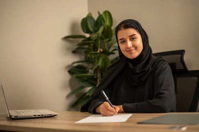 توفير بيئة عمل مريحة ومناسبة، مهن وأعمال مكتبية،امراه عربية خليجية سعودية ترتدي العباءة السوداء والحجاب تجلس في المكتب تقوم بالتدوين وكتابة تقارير العمل ، استعمال جهاز الحاسوب المحمول لإنجاز المهام باحترافية، التوظيف في المكاتب والشركات السعودية توفير بيئة عمل مريحة ومناسبة، مهن وأعمال مكتبية،امراه عربية خليجية سعودية ترتدي العباءة السوداء والحجاب تجلس في المكتب تقوم بالتدوين وكتابة تقارير العمل ، استعمال جهاز الحاسوب المحمول لإنجاز المهام باحترافية، التوظيف في المكاتب والشركات السعودية