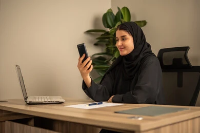 التوظيف في المكاتب والشركات السعودية، تدوين وكتابة التقارير، مهن وأعمال مكتبية، استخدام الهاتف المحمول، توفير بيئة عمل مريحة ومناسبة، استعمال جهاز الحاسوب المحمول لإنجاز المهام باحترافية، امراه عربية خليجية سعودية ترتدي العباءة السوداء والحجاب تجلس في المكتب تقوم بالعمل عبر اللابتوب التوظيف في المكاتب والشركات السعودية، تدوين وكتابة التقارير، مهن وأعمال مكتبية، استخدام الهاتف المحمول، توفير بيئة عمل مريحة ومناسبة، استعمال جهاز الحاسوب المحمول لإنجاز المهام باحترافية، امراه عربية خليجية سعودية ترتدي العباءة السوداء والحجاب تجلس في المكتب تقوم بالعمل عبر اللابتوب
