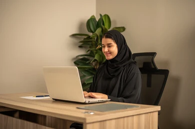 التوظيف في المكاتب والشركات السعودية، توفير بيئة عمل مريحة ومناسبة، استخدام جهاز الحاسوب المحمول لإنجاز المهام باحترافية، سيدة عربية خليجية سعودية يرتدي العباءة السوداء والحجاب تقوم بالعمل عبر اللابتوب داخل المكتب التوظيف في المكاتب والشركات السعودية، توفير بيئة عمل مريحة ومناسبة، استخدام جهاز الحاسوب المحمول لإنجاز المهام باحترافية، سيدة عربية خليجية سعودية يرتدي العباءة السوداء والحجاب تقوم بالعمل عبر اللابتوب داخل المكتب