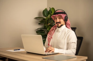 استخدام التقنيات الحديثة، رجل عربي خليجي سعودي يرتدى الثوب التقليدي والشماغ يعمل في خدمة العملاء ترتدي سماعة الاتصال يستخدم الحاسوب المحمول، مفهوم الاستعلامات والاستفسارات، الاجابه على اسئلة العملاء، متابعة وتطوير العمل استخدام التقنيات الحديثة، رجل عربي خليجي سعودي يرتدى الثوب التقليدي والشماغ يعمل في خدمة العملاء ترتدي سماعة الاتصال يستخدم الحاسوب المحمول، مفهوم الاستعلامات والاستفسارات، الاجابه على اسئلة العملاء، متابعة وتطوير العمل