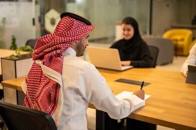 مهن ووظائف سعودية، دمج العمل مع التكنولوجيا المتطورة، موظفين عربيين خليجيين سعوديين يستخدمون الاجهزة التقنية الحديثة، إنجاز مهام العمل ،تحقيق أهداف الشركة، بيئة العمل السعودي.