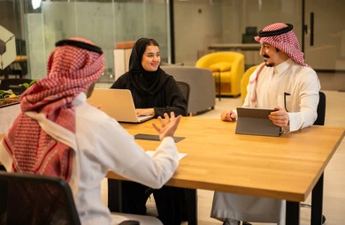 مناقشة الخطط والمشاريع، دمج العمل مع التكنولوجيا المتطورة، موظفين عربيين خليجيين سعوديين يستخدمون الاجهزة التقنية الحديثة، إنجاز مهام العمل ،مهن ووظائف سعودية، تحقيق أهداف الشركة، بيئة العمل السعودي.