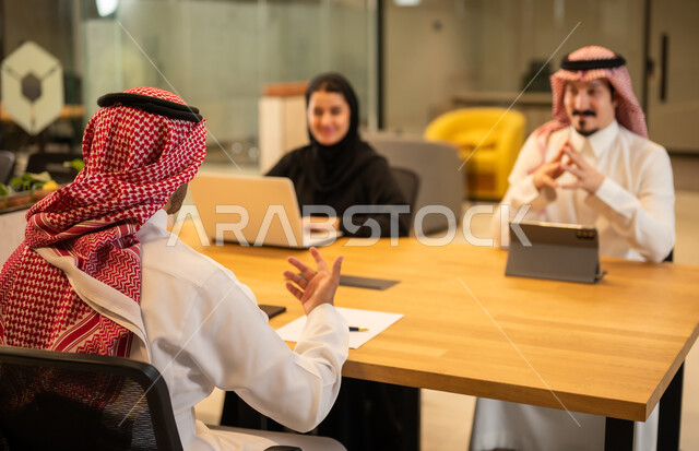تحقيق أهداف الشركة، دمج العمل مع التكنولوجيا المتطورة، موظفين عربيين خليجيين سعوديين يستخدمون الاجهزة التقنية الحديثة، إنجاز مهام العمل ،مهن ووظائف سعودية،  بيئة العمل السعودي.