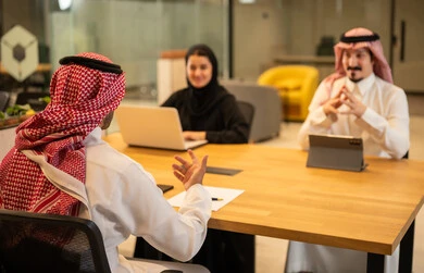 تحقيق أهداف الشركة، دمج العمل مع التكنولوجيا المتطورة، موظفين عربيين خليجيين سعوديين يستخدمون الاجهزة التقنية الحديثة، إنجاز مهام العمل ،مهن ووظائف سعودية،  بيئة العمل السعودي.