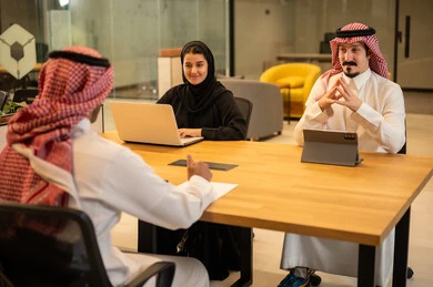 موظفين عربيين خليجيين سعوديين يستخدمون الاجهزة التقنية الحديثة، دمج العمل مع التكنولوجيا المتطورة، إنجاز مهام العمل ،مهن ووظائف سعودية، تحقيق أهداف الشركة، بيئة العمل السعودي.