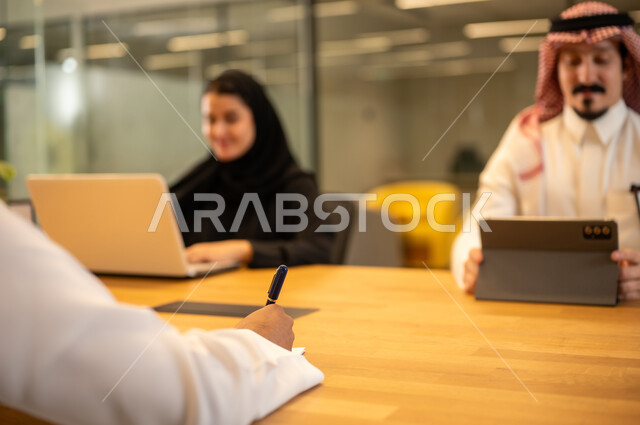 إنجاز مهام العمل ،دمج العمل مع التكنولوجيا المتطورة، موظفين عربيين خليجيين سعوديين يستخدمون الاجهزة التقنية الحديثة، مهن ووظائف سعودية، تحقيق أهداف الشركة، بيئة العمل السعودي.